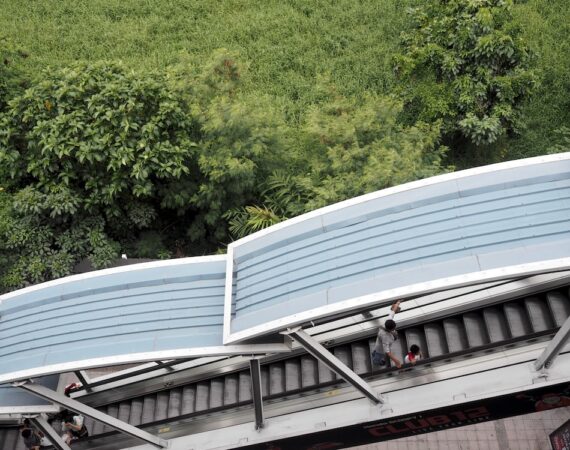 解析太陽能發電系統的逆變器風險及預防措施 1 photo 1430772501832 ea212f9c0a3f