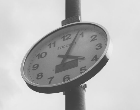 photo 1528598426942 73ca0764864d