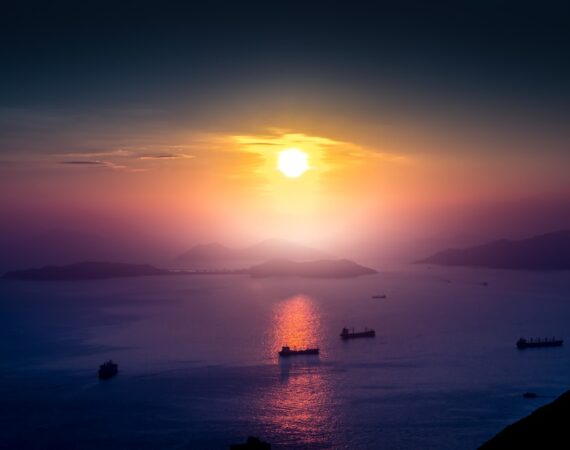 photo 1537765654944 bb2fc2802c56