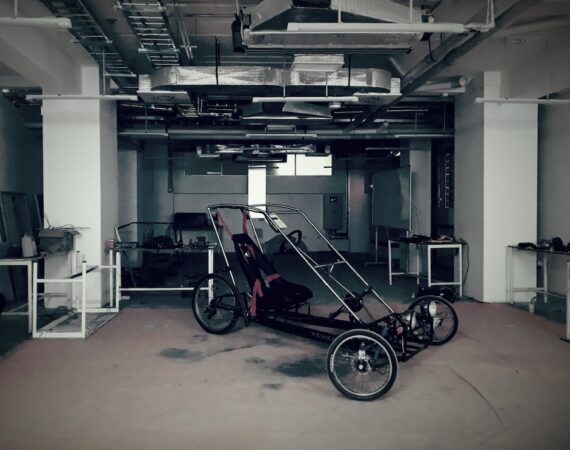 photo 1559971236 486f8ff10906