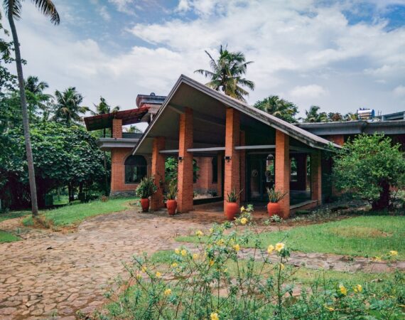 photo 1565255822848 80db21938837