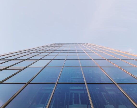 如何設計一個高效能的太陽能照明系統? 6 photo 1580829831692 693c43561a12