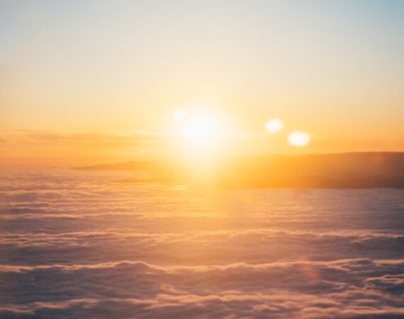 photo 1581224463294 908316338239