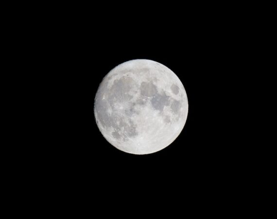 photo 1603470596276 8b02d102a080