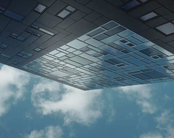 photo 1626009374538 7513354f12fe