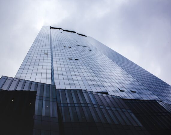 photo 1626047644896 6bc033ae4111