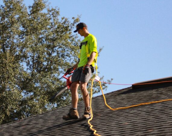 如何定期檢查和清潔太陽能面板以確保效益 6 photo 1635424710918 d5c138981922