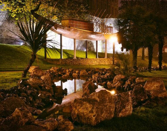 photo 1637400935264 8206818793c8