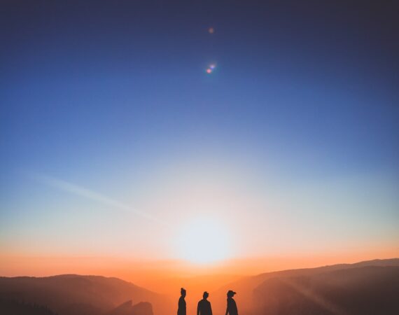 photo 1506748566756 07746caecd61