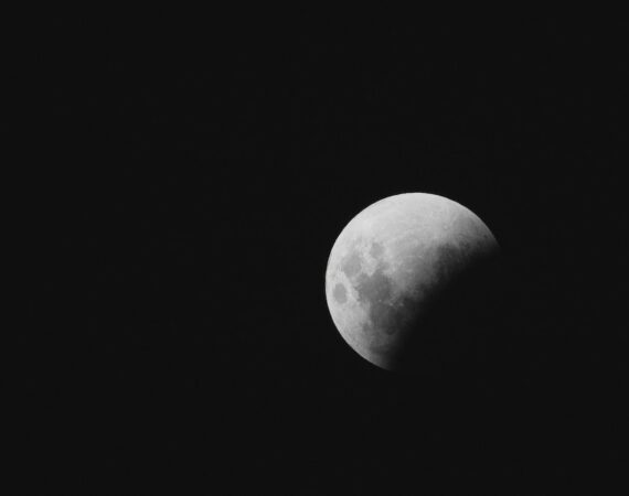 太陽能環保系統的效益與應用:從減碳到節能的新趨勢 2 photo 1518326815392 fd33bc3e4ccb