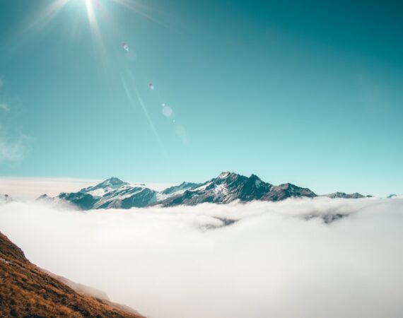 photo 1533821419930 50c8dbaaef1e