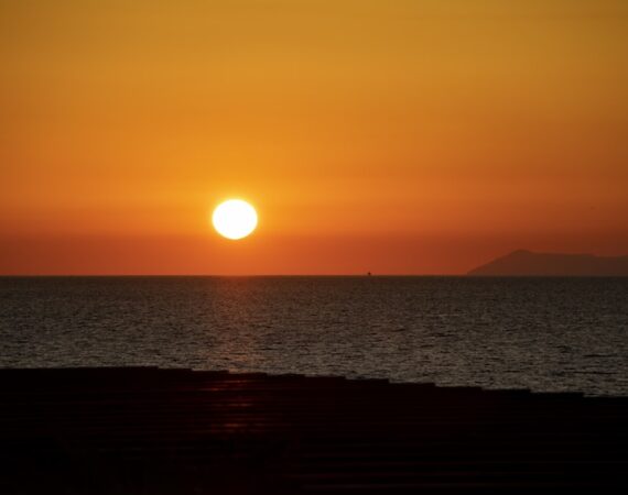 photo 1596193463859 6484acbab34c