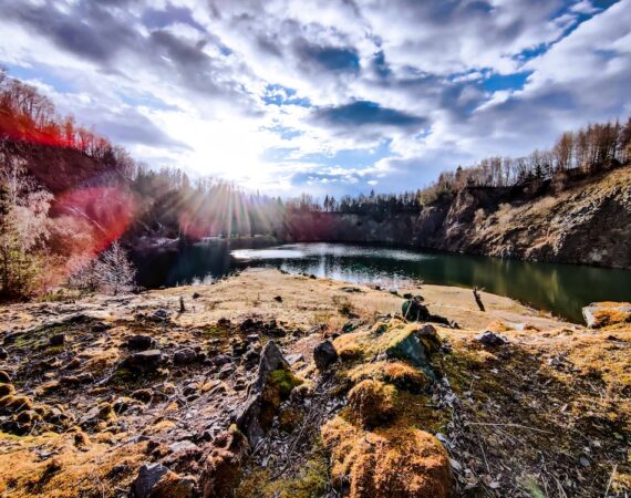 photo 1616261879125 953830117a7c