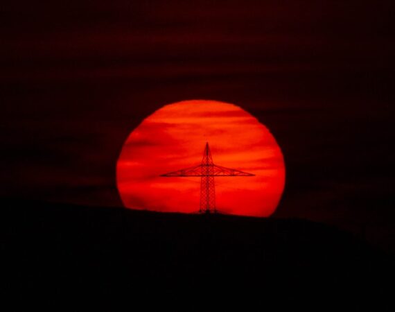 photo 1681064441994 182fb0cc2ddd