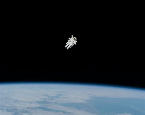 photo 1454789548928 9efd52dc4031