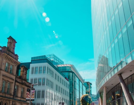 探索太陽能綠色投資:綠色經濟時代的關鍵戰略 4 photo 1543772204 2cc21eb14509