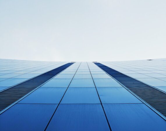 photo 1548705102 56b00f2bb299