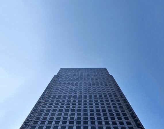 photo 1560251117 7e75af75f431