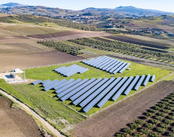 photo 1589276215800 81c184381ce7