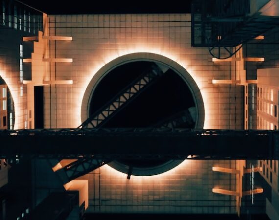 photo 1594623481077 3b1abf3a64da