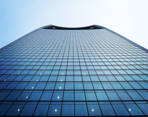 photo 1594655151913 93647a6d998e