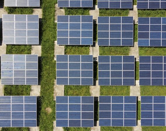 photo 1594818379496 da1e345b0ded