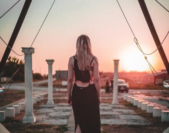 photo 1597070325436 ddbfa787fd15