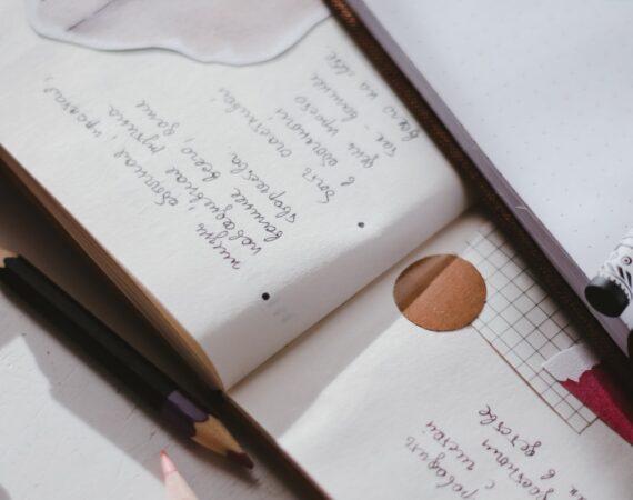 photo 1616674282929 b7564b615357