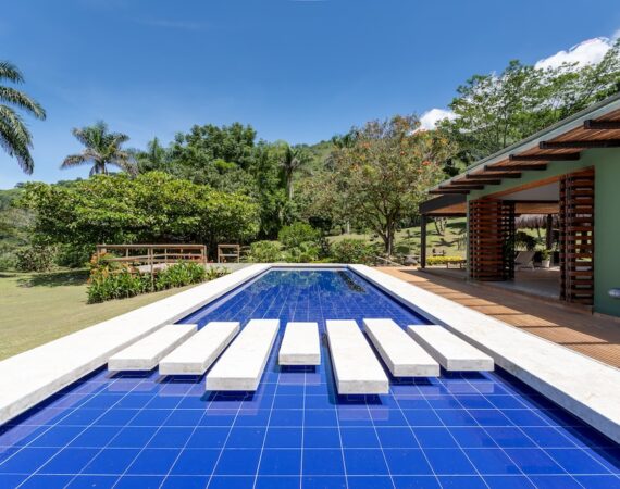 photo 1626141996675 26dfa56e6ced