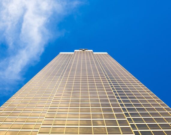 photo 1495689719098 43ad2f4b98dc