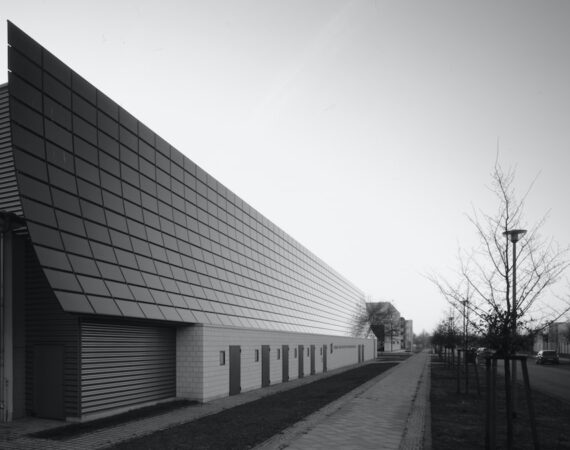 photo 1630011990431 636b549cdd57