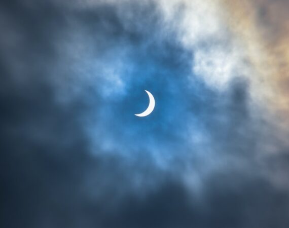 photo 1511637774203 69219d57fecc