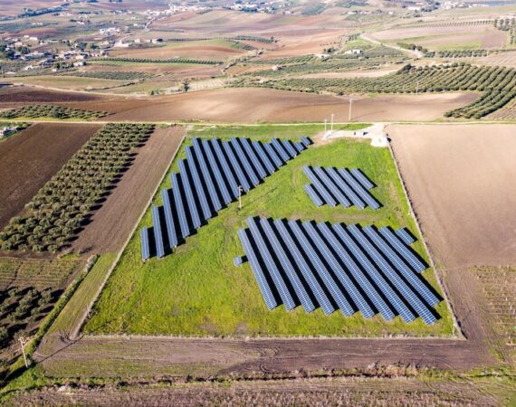 photo 1589276215887 9f690f8e1b89