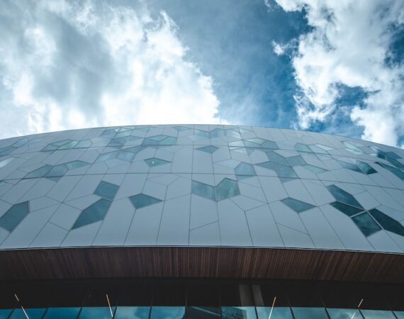 photo 1654280819863 96328fff8779