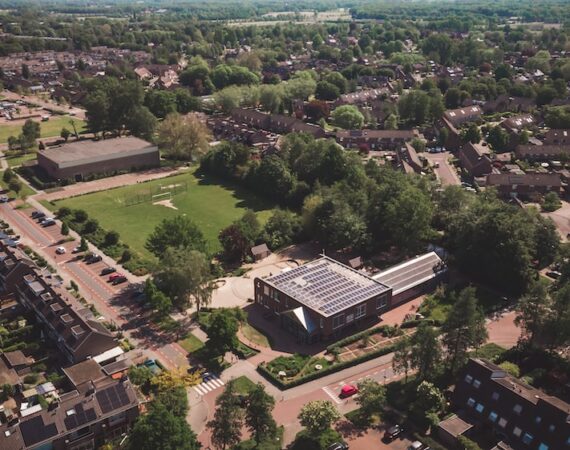 photo 1677938438353 c184edf68807