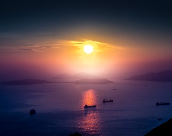 photo 1537765654944 bb2fc2802c56