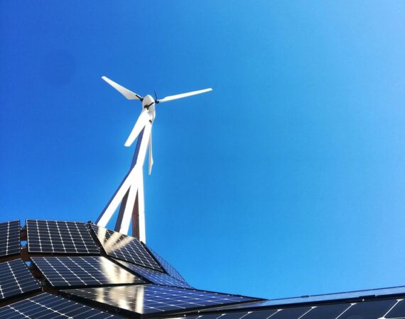 photo 1595437193398 f24279553f4f